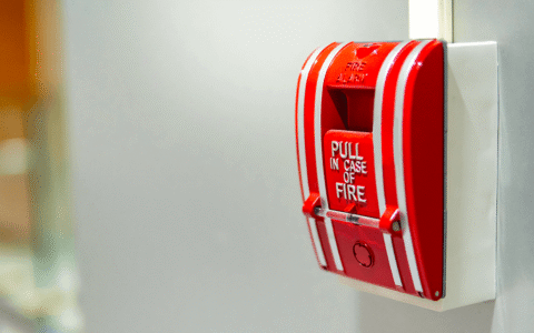 تصميم وتصنيع لوحات إنذار الحريق